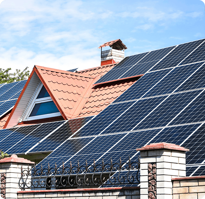 Photovoltaikanlage auf einem Haus montiert