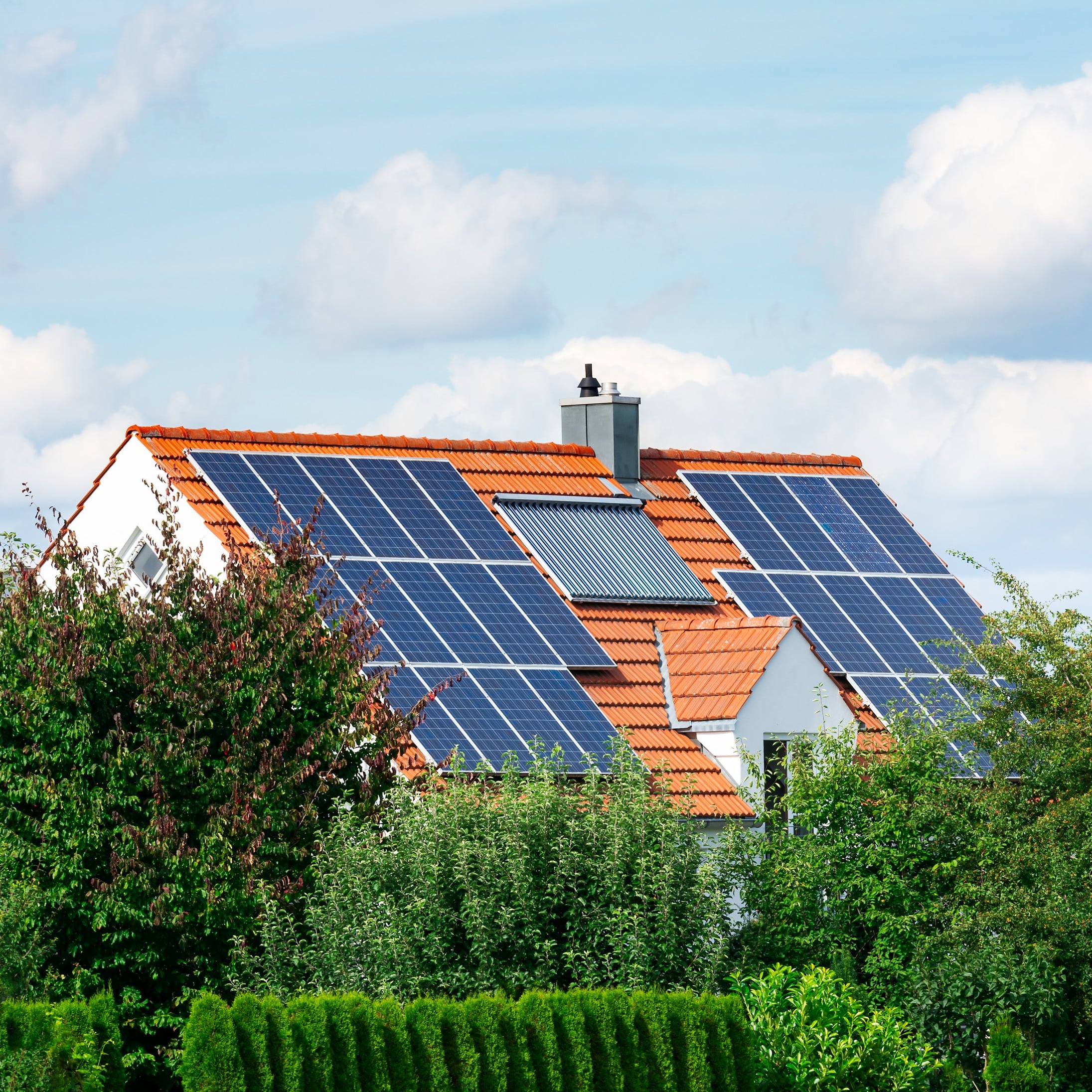 Fertig installierte Photovoltaik-Anlage auf einem Haus
