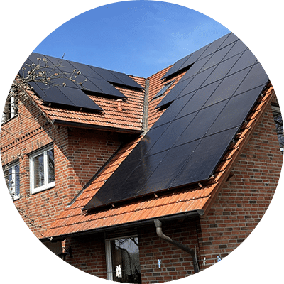 Photovoltaik-Anlage moniert auf einem Wohnhaus